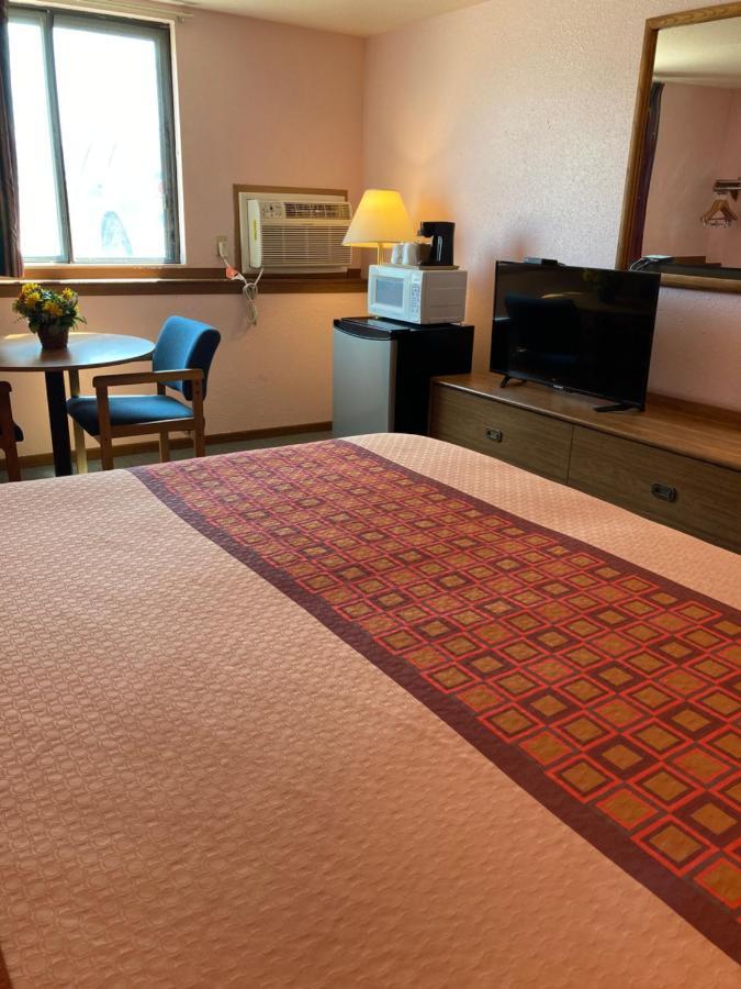 Executive Inn McPherson Bagian luar foto