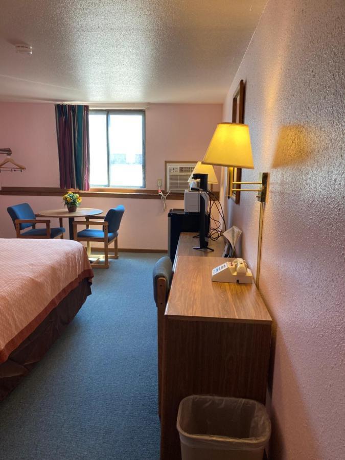 Executive Inn McPherson Bagian luar foto