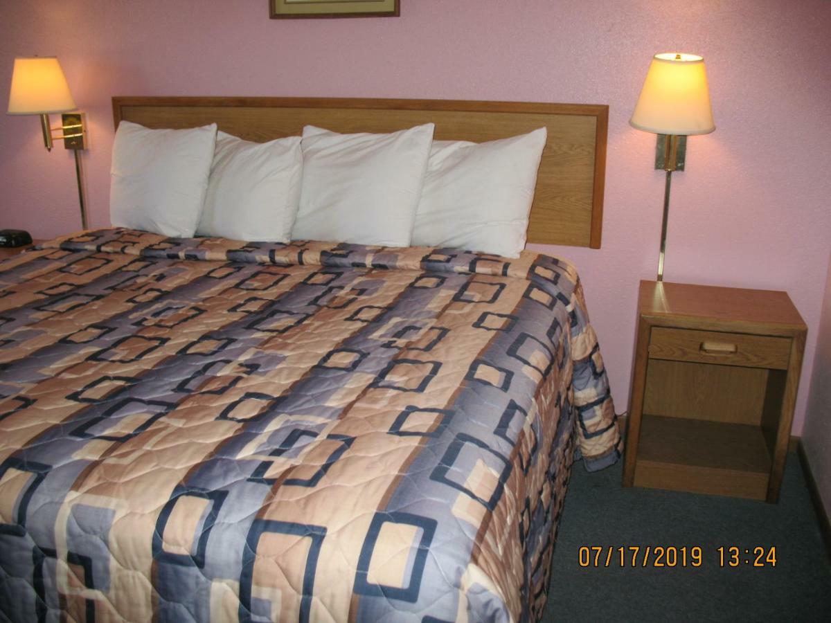 Executive Inn McPherson Bagian luar foto