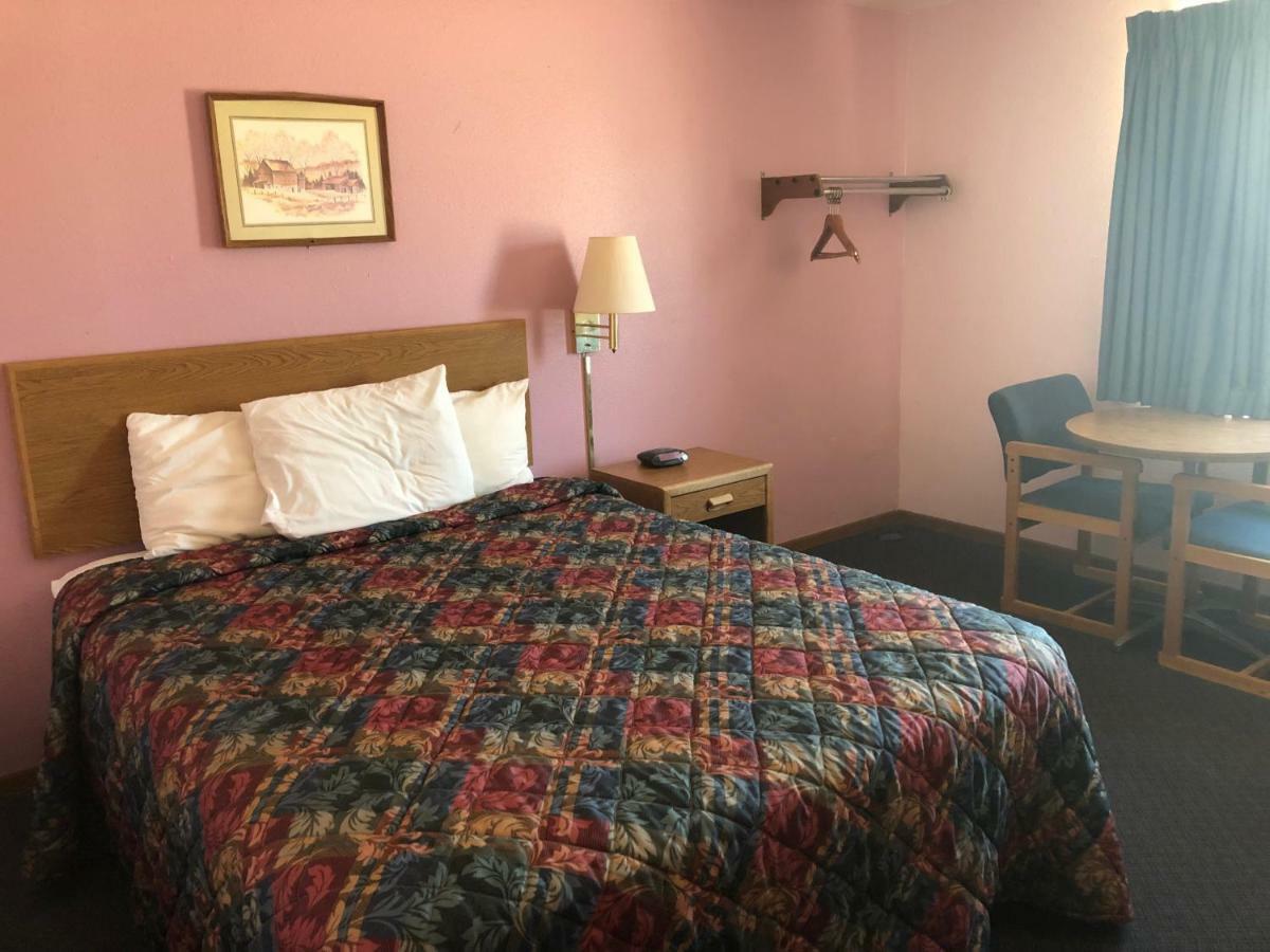 Executive Inn McPherson Bagian luar foto