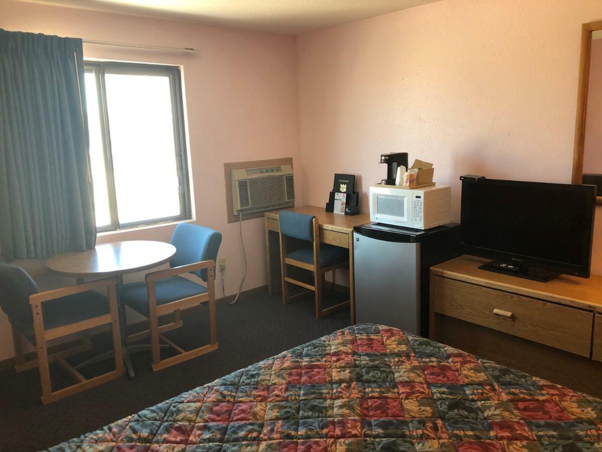 Executive Inn McPherson Bagian luar foto